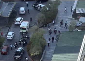 Atacan a balazos a dos hombres en una plaza comercial de Zapopan