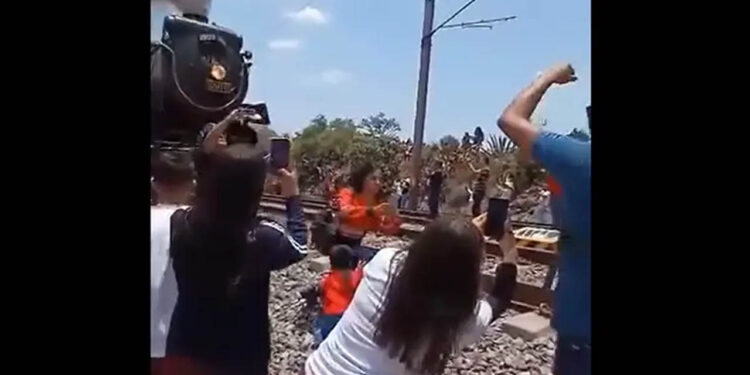 Mujer muere por tomarse una selfie con la histórica locomotora Emprees 2816