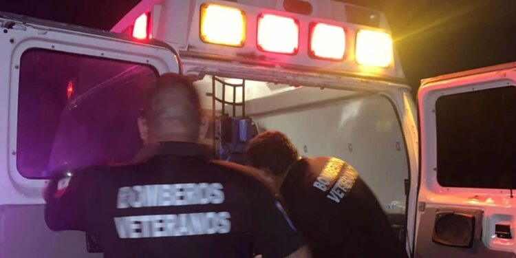 Dos jóvenes en moto resultan lesionados al chocar con otro motociclista, cerca de Santa Fe