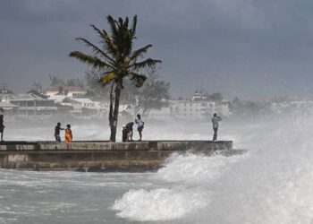 Suman 4 muertos por el huracán Beryl en el Caribe