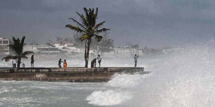 Suman 4 muertos por el huracán Beryl en el Caribe