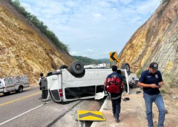 Vagoneta proveniente de Ciudad Juárez vuelca en la Autopista Mazatlán-Durango