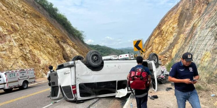 Vagoneta proveniente de Ciudad Juárez vuelca en la Autopista Mazatlán-Durango