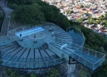 Niño de dos años cae desde mirador de cristal en Atlixco, Puebla