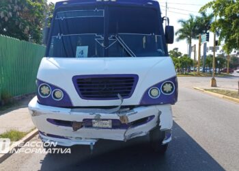 Chocan camión de personal y automóvil en la Av. Juan Pablo Il