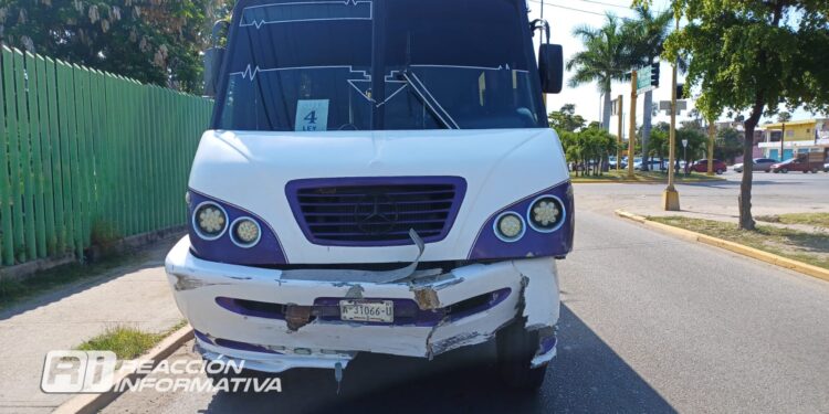 Chocan camión de personal y automóvil en la Av. Juan Pablo Il