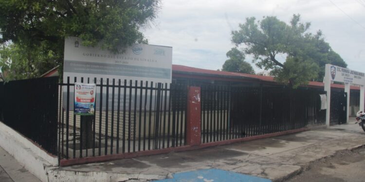 Condicionan escuelas entrega de boletas en Mazatlán