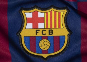 Barcelona presenta su nuevo jersey con Ronaldinho e Iniesta