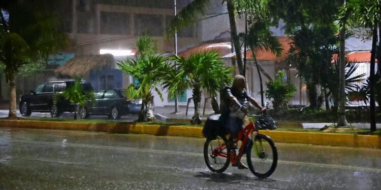 Huracán Beryl se debilita a categoría 1 sobre México, pero mantiene peligrosidad