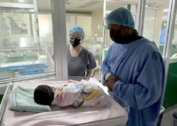 Médicos del IMSS en Ensenada salvan la vida de una bebé que fue apuñalada por su madre