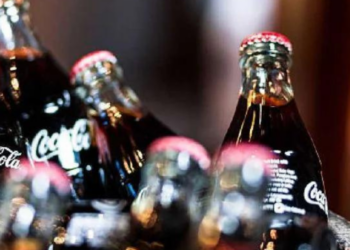 Resultados de Coca-Cola en segundo trimestre superan expectativas y la empresa eleva sus previsiones para 2024