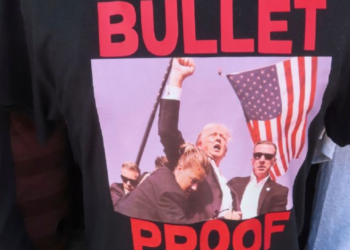 Playeras, tenis y fan art: merch del atentado contra Donald Trump inunda las redes sociales
