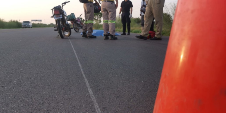 Motociclista es arrollado por vehículo y pierde la vida en la carretera Mochis-Ahome