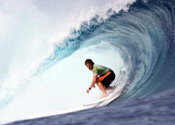 ALAN CLELAND SORPRENDE CON BRILLANTE PRESENTACIÓN EN SURF Y AVANZA A SEGUNDA RONDA