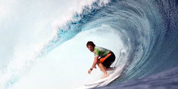 ALAN CLELAND SORPRENDE CON BRILLANTE PRESENTACIÓN EN SURF Y AVANZA A SEGUNDA RONDA