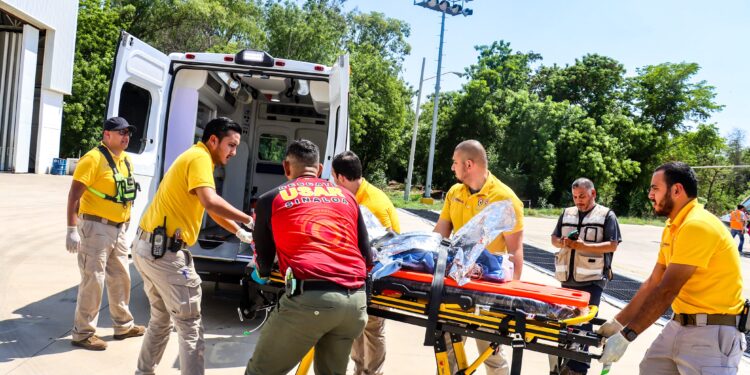 Trasladan vía aérea al Pediátrico de Culiacán a menor quemado en incendio en El Huitussi, Guasave