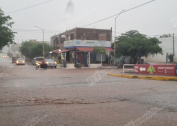Carros varados y canales al 75% de su capacidad tras fuertes lluvias en Culiacán: PC
