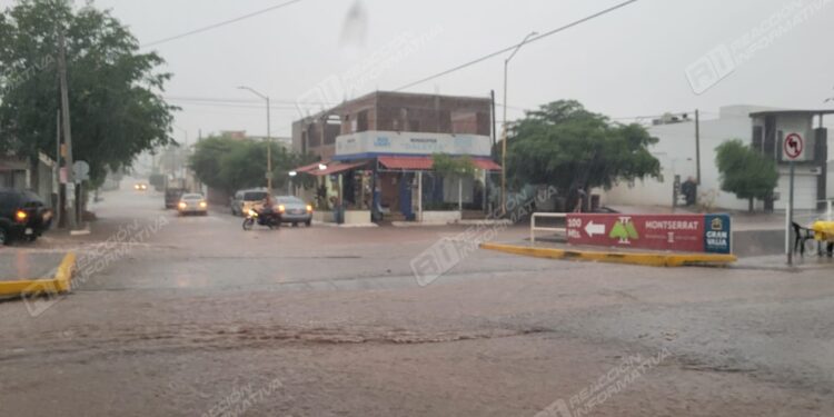 Carros varados y canales al 75% de su capacidad tras fuertes lluvias en Culiacán: PC