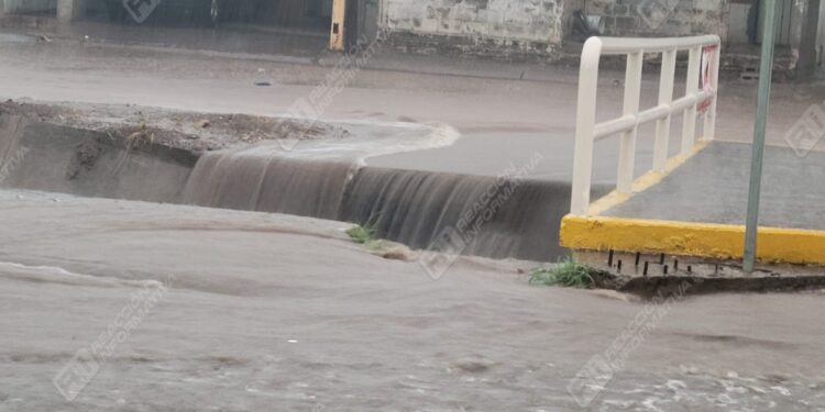 Carros varados y canales al 75% de su capacidad tras fuertes lluvias en Culiacán: PC