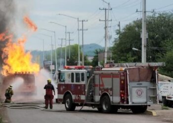 Camión con cilindros de gas se incendia por la Costerita en Culiacán