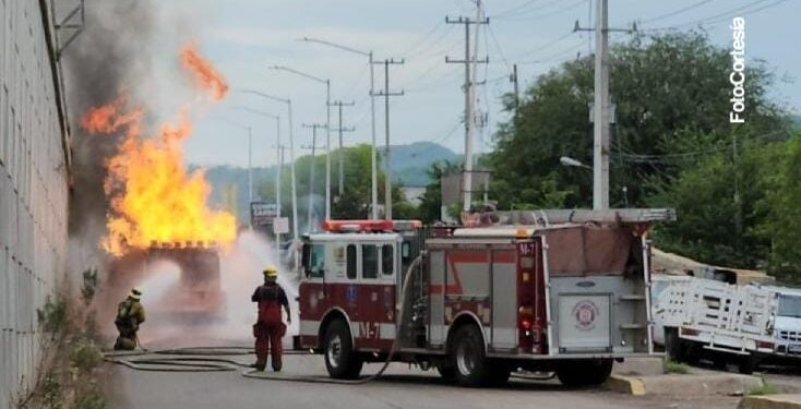 Camión con cilindros de gas se incendia por la Costerita en Culiacán