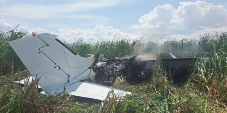 Confirman muerte de dos mexicanos tras desplome de narcoavioneta en Venezuela