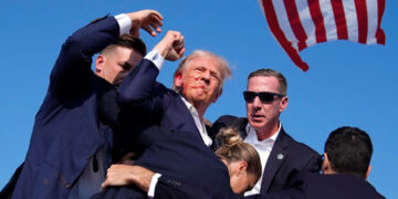 Trump es evacuado de un mitin en Pensilvania tras escucharse aparentes disparos