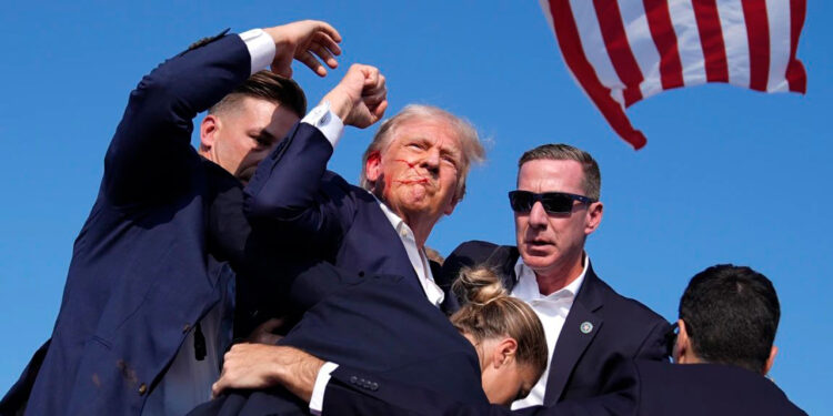 Trump es evacuado de un mitin en Pensilvania tras escucharse aparentes disparos