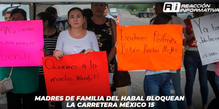 Madres de Familia del Habal bloquean la carretera México 15