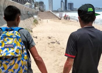 Salvavidas de la SSPyTM ponen a salvo a un menor que era jalado por la corriente