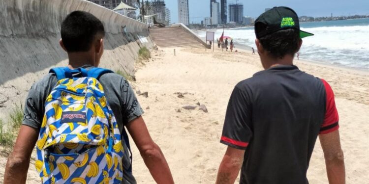 Salvavidas de la SSPyTM ponen a salvo a un menor que era jalado por la corriente