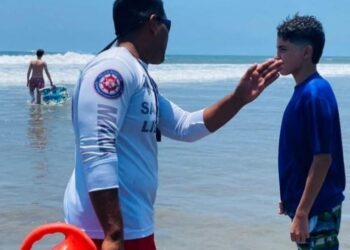 Diez turistas que eran jalados por el mar son rescatados por salvavidas en playas de Mazatlán
