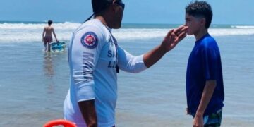 Diez turistas que eran jalados por el mar son rescatados por salvavidas en playas de Mazatlán
