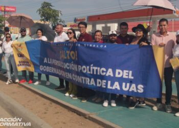 Personal docente y trabajadores de confianza realizan volanteo en cruceros de Mazatlán