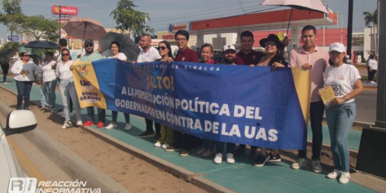 Personal docente y trabajadores de confianza realizan volanteo en cruceros de Mazatlán