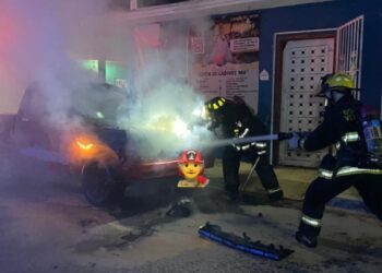 Se incendia camioneta mientras circulaba por la colonia Sánchez Celis en Mazatlán