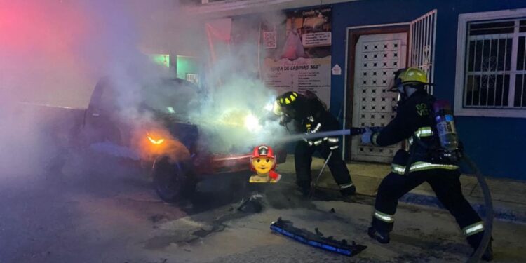 Se incendia camioneta mientras circulaba por la colonia Sánchez Celis en Mazatlán