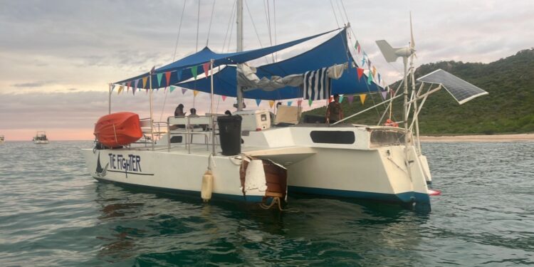 Chocan dos catamaranes frente a la isla pájaros; no hay lesionados