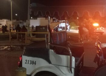 Con todo y camioneta “abuelita” cae al canal de Pradera Dorada 6 en Mazatlán