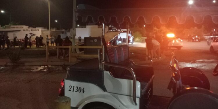 Con todo y camioneta “abuelita” cae al canal de Pradera Dorada 6 en Mazatlán