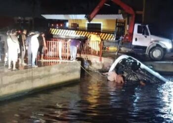 Siete jóvenes mueren ahogados al irse su camioneta a un río