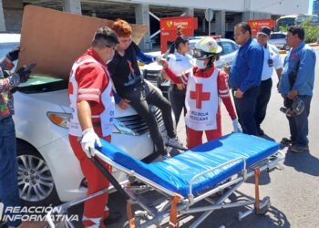 Motociclista choca contra camioneta que le corta el paso en Avenida Reforma