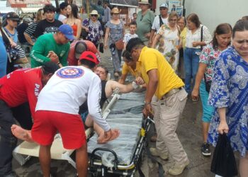 Elementos Salvavidas auxilian a turistas afectados por una embarcación en la Isla de la Piedra