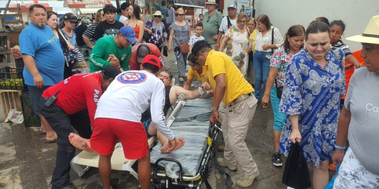 Elementos Salvavidas auxilian a turistas afectados por una embarcación en la Isla de la Piedra
