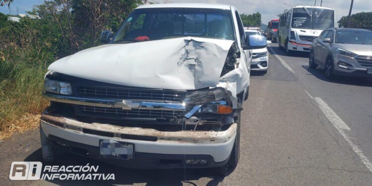 Carambola vehicular en el puente de las tostaditas deja solo daños materiales