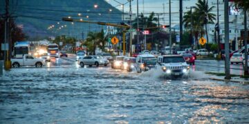 Automovilistas rompen cintas y por eso se quedan “varados”: PC Estatal llama a respetar medidas preventivas en lluvias
