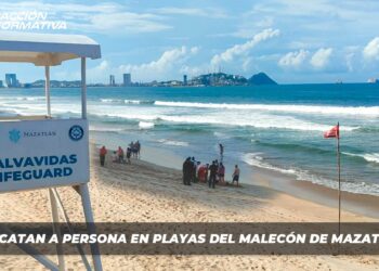 Rescatan a persona en playas del malecón de Mazatlán