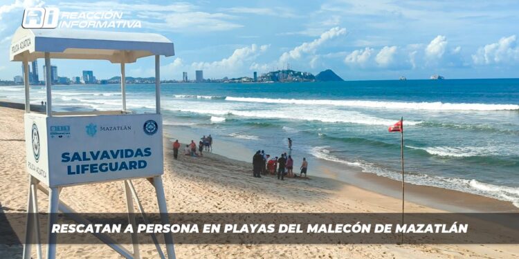 Rescatan a persona en playas del malecón de Mazatlán
