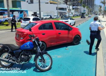 Tractocamión realiza maniobras en malecón y provoca choque múltiple
