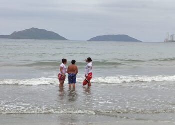 ¡Atención bañistas!, prevalecen condiciones favorables en playas de Mazatlán este viernes